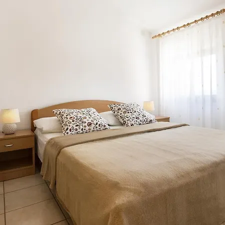 Apartments Renata Pinezici  Exterior photo